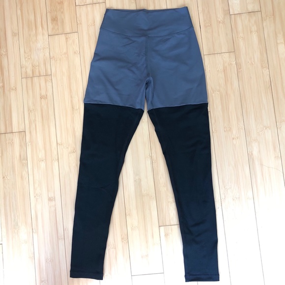 ❌SOLD❌ Muscle Nation Two-toned Scrunch Leggings - Picture 4 of 4